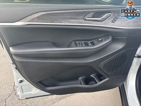 Certified 2023 Jeep Grand Cherokee Limited w/ Black Appearance Package image 13