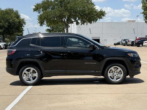 Used 2023 Jeep Compass Latitude w/ Convenience Group AWD/4WD image 3