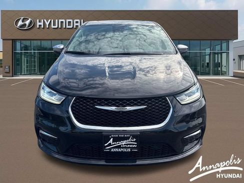 Used 2023 Chrysler Pacifica Limited w/ Uconnect Theater Family Group FWD image 8