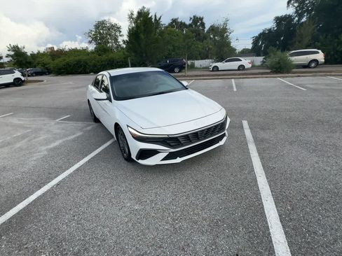 Used 2024 Hyundai Elantra SEL FWD image 2