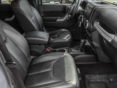 Used 2017 Jeep Wrangler Unlimited Sahara w/ Connectivity Group AWD/4WD image 32