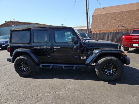 Used 2018 Jeep Wrangler Unlimited Sahara AWD/4WD image 9