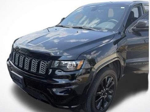 Used 2018 Jeep Grand Cherokee Altitude AWD/4WD image 3
