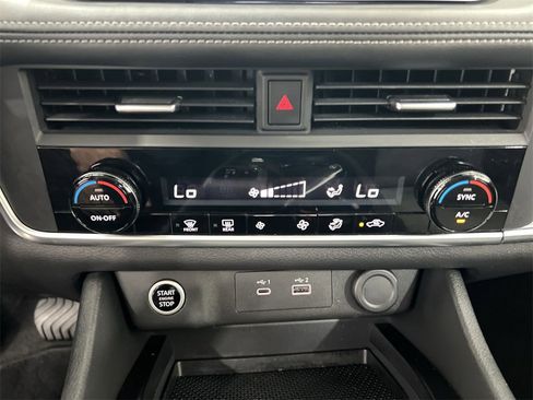 Used 2023 Nissan Rogue SV image 16