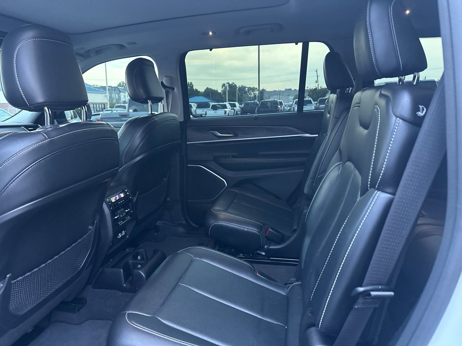 Used 2022 Jeep Grand Cherokee L Limited w/ Luxury Tech Group II RWD image 9