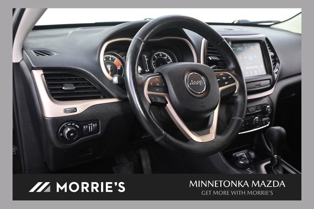 Used 2017 Jeep Cherokee Latitude w/ Cold Weather Group AWD/4WD image 1