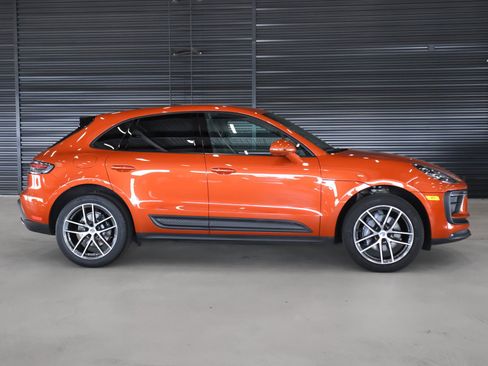 Certified 2022 Porsche Macan AWD/4WD image 11