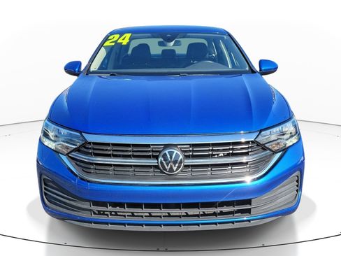 Used 2024 Volkswagen Jetta SE FWD image 2