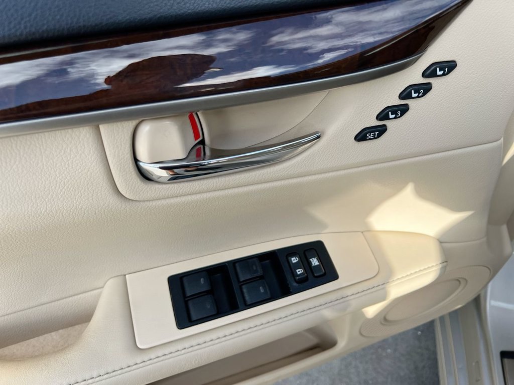 Used 2015 Lexus ES 350 w/ Luxury Package FWD image 11