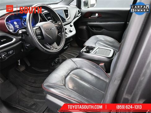 Used 2020 Chrysler Pacifica Limited image 9