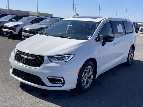 Used 2024 Chrysler Pacifica Limited image 4