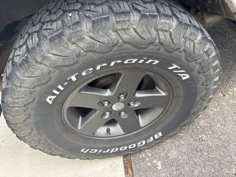 Used 2012 Jeep Wrangler Unlimited Sahara AWD/4WD image 15