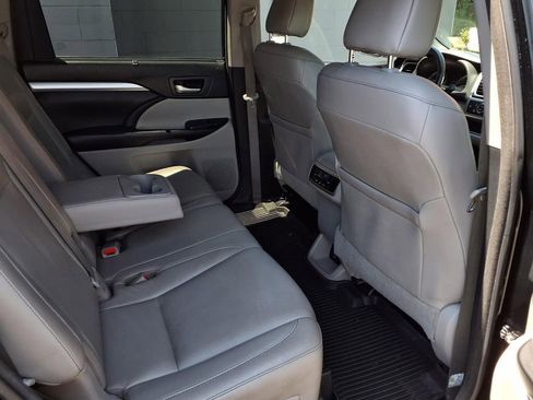 Used 2018 Toyota Highlander XLE w/ Carpet Mat Package (TMS) AWD/4WD image 21