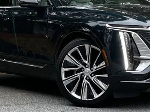 Used 2024 Cadillac Lyriq Luxury image 11