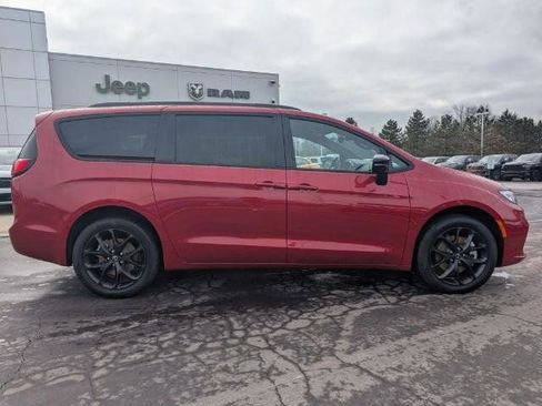 New 2026 Chrysler Pacifica Limited w/ S Appearance Package AWD/4WD image 2