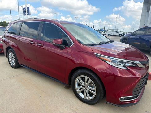 Used 2022 Toyota Sienna Platinum AWD/4WD image 2