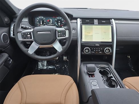 New 2026 Land Rover Discovery Dynamic SE image 17