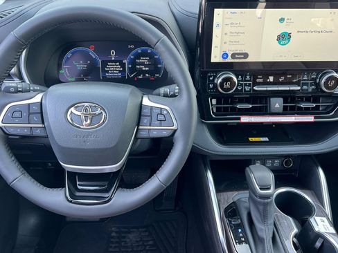 New 2025 Toyota Highlander XLE image 11