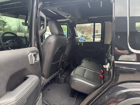 Used 2019 Jeep Wrangler Unlimited Sahara image 9