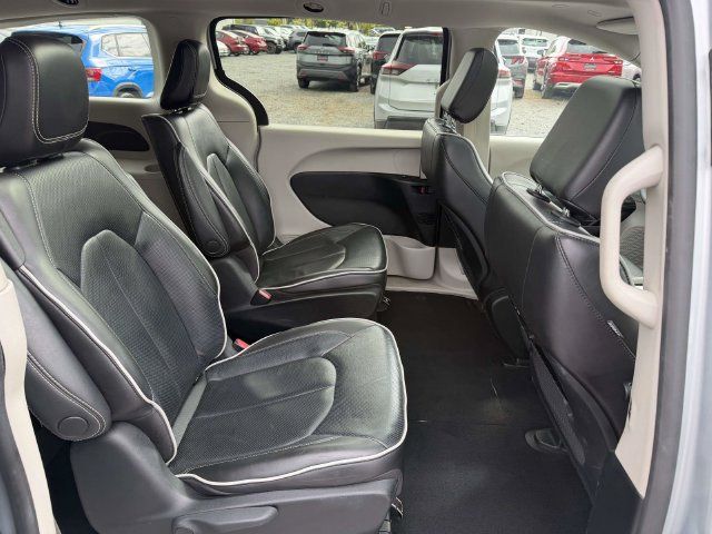 Used 2023 Chrysler Pacifica Limited FWD image 11