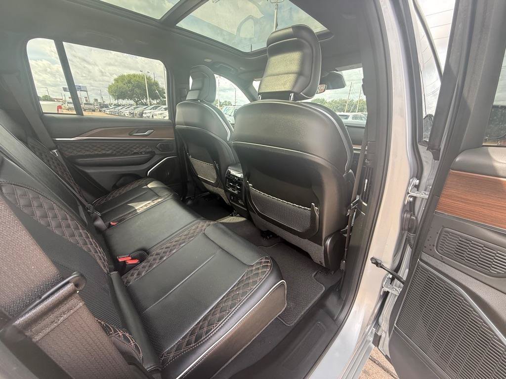 Used 2025 Jeep Grand Cherokee Summit w/ Obsidian Package AWD/4WD image 17