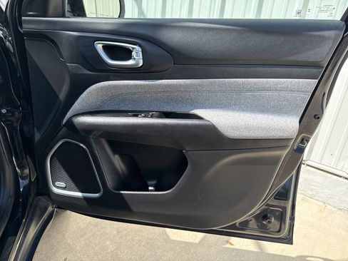 Used 2025 Jeep Compass Latitude w/ Sun & Sound Group image 17