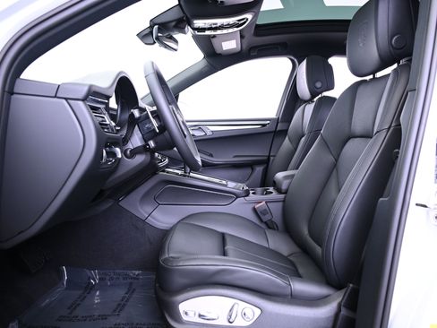 Certified 2025 Porsche Macan image 37