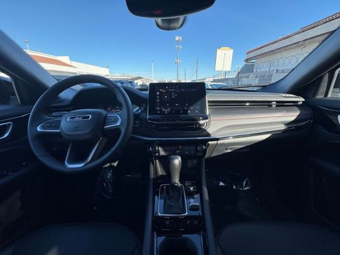 Used 2025 Jeep Compass Trailhawk image 31