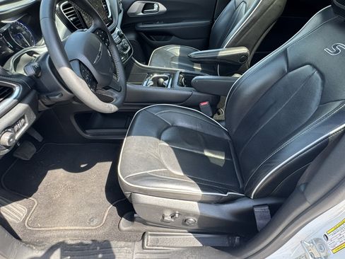 Used 2025 Chrysler Pacifica Limited FWD image 9