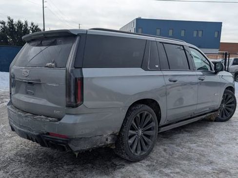 Used 2025 Cadillac Escalade ESV V image 2