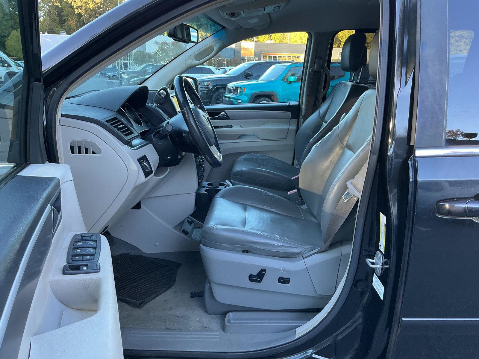 Used 2011 Volkswagen Routan SE FWD image 13