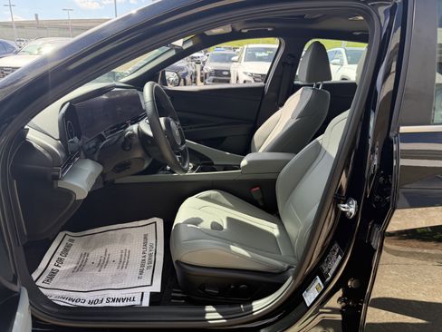 Certified 2025 Hyundai Elantra Limited FWD image 23