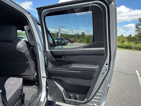 Used 2025 Toyota Tacoma SR5 AWD/4WD image 18