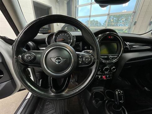 Used 2021 MINI Cooper 4-Door Hardtop w/ Premium Package FWD image 15