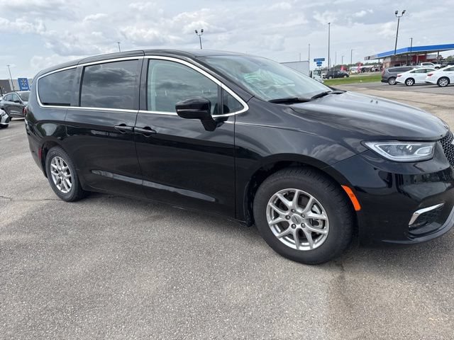 Used 2024 Chrysler Pacifica Touring-L FWD image 7