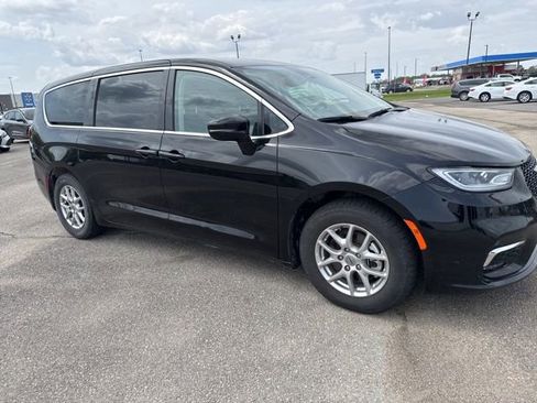 Used 2024 Chrysler Pacifica Touring-L FWD image 7