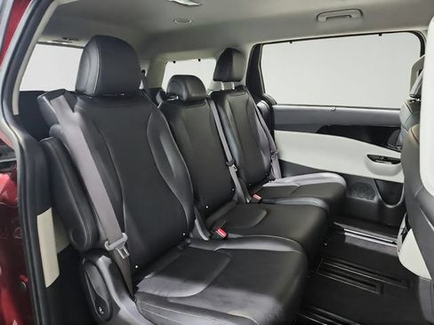 Used 2022 Kia Carnival EX FWD image 27