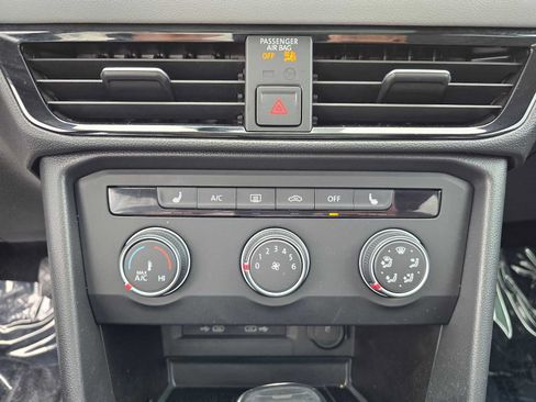 Used 2022 Volkswagen Taos SE FWD image 28