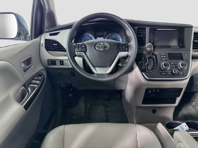 Certified 2017 Toyota Sienna XLE FWD image 24