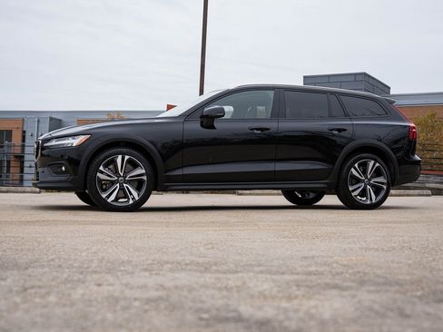 Certified 2025 Volvo V60 B5 Cross Country Plus image 3