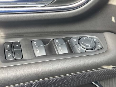 Used 2024 GMC Yukon SLT w/ SLT Premium Package AWD/4WD image 15
