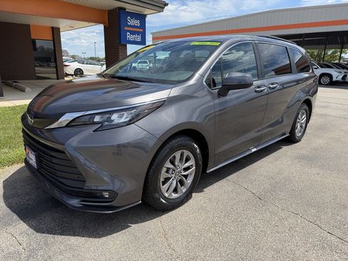 Used 2025 Toyota Sienna XLE w/ XLE Plus Package AWD/4WD image 1