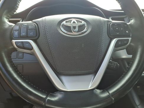 Used 2019 Toyota Highlander XLE AWD/4WD image 12