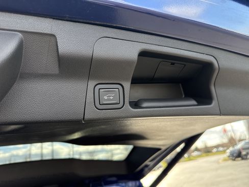 Used 2023 GMC Acadia SLE w/ Driver Convenience Package FWD image 8