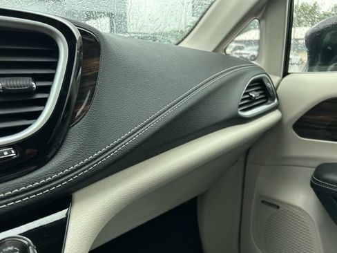 Used 2024 Chrysler Pacifica Limited w/ Uconnect Theater Family Group AWD/4WD image 35