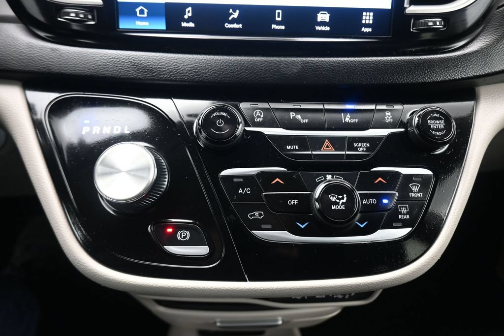 Used 2024 Chrysler Pacifica Touring-L FWD image 22