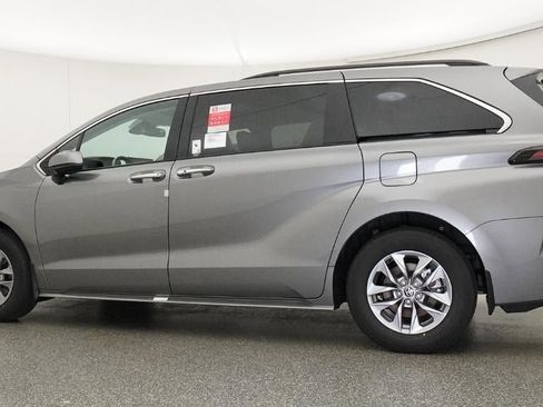 New 2026 Toyota Sienna XLE image 20