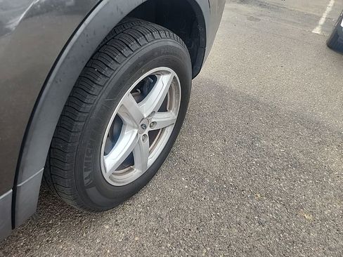 Used 2019 Ford Explorer XLT w/ Equipment Group 202A FWD image 9