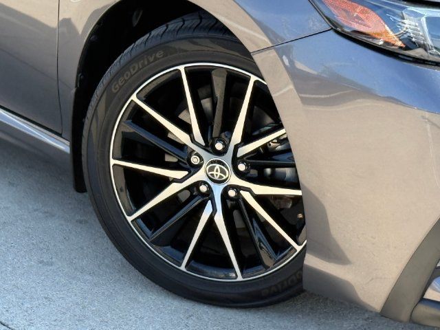 Used 2022 Toyota Camry SE FWD image 2