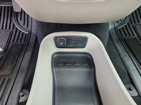Used 2024 Chrysler Pacifica Touring-L FWD image 16